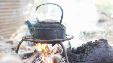 Çaydanlık sıcak, kırsal alan basit bir yaşam biçimi..