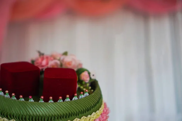バナナの葉で作られたトレイに置かれた赤いウェディングリングボックスは タイの結婚式の装飾です — ストック写真