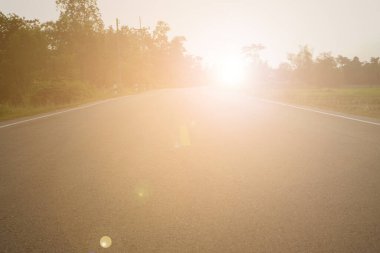 Sabah güzel bir atmosferi olan köy yolu.,