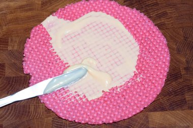 Gri arka planda taze ahududu ve reçelli geleneksel Belçika waffleları.