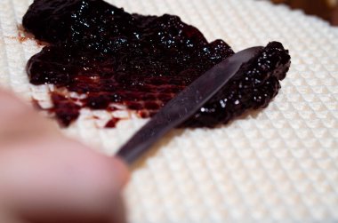 Gri arka planda taze ahududu ve reçelli geleneksel Belçika waffleları.