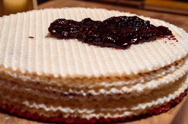 Gri arka planda taze ahududu ve reçelli geleneksel Belçika waffleları.