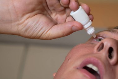 Gözün arkasındaki Chalazion Evely 'nin enfeksiyonu  