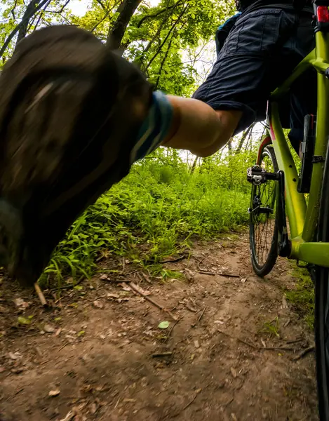 Езда Велосипедиста Лесной Тропе Вид Снизу Велосипед — стоковое фото