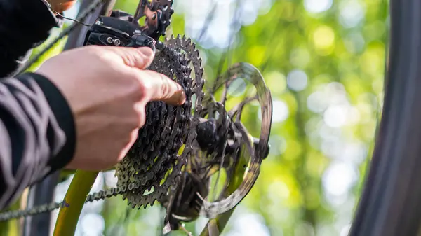 Ένας Ποδηλάτης Στο Δάσος Πράσινο Φόντο Επισκευάζει Μετάδοση Χέρια Του — Φωτογραφία Αρχείου