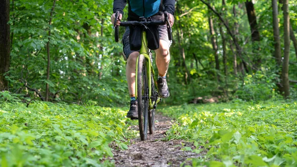 Велосипедист Їде Лісовій Стежці Рамці Переднього Колеса Балансу — стокове фото