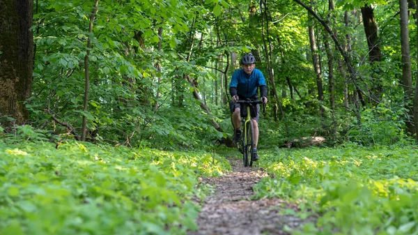 Cyklist Rider Stig Skogen Framifrån — Stockfoto