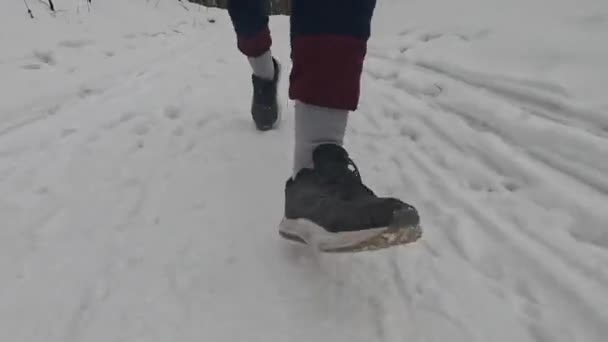 Hombre Desconocido Corriendo Invierno Zapatillas Correr Nieve Correr Todo Tipo — Vídeo de stock
