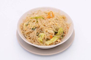 Tayland sokak yemekleri, beyaz arka planda yumurta ve sebzeli kızarmış vermicelli.