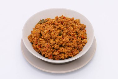 Beyaz izole bir arka planda yumurta kabında yumurta ile karıştırılmış turşu turşusu. Tayland yemeği. Üst görünüm.