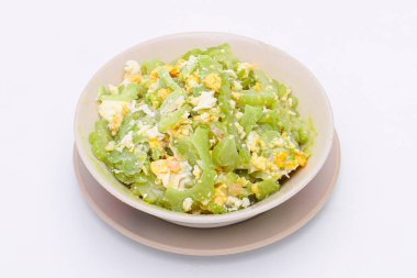 Beyaz izole edilmiş arka planda yumurta kabağıyla karıştırılmış acı kabak. Tayland yemeği. Üst görünüm.