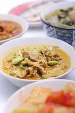 Domuz etli baharatlı sarı köri ve Parkia timoriana. Lezzetli sıcak ve baharatlı, Tayland yemeği, Tayland yemeği setinde bir kase içinde. Üst görünüm.