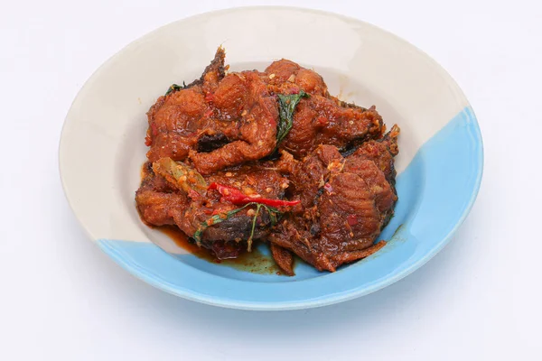 甘いチリの炒め物のクリスピーな魚白い隔離された背景の皿に貼り付ける タイ料理 トップ表示 — ストック写真