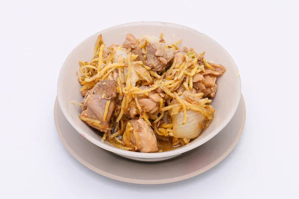 白の隔離された背景の白い皿の生姜と炒め鶏 タイ料理 トップ表示 — ストック写真