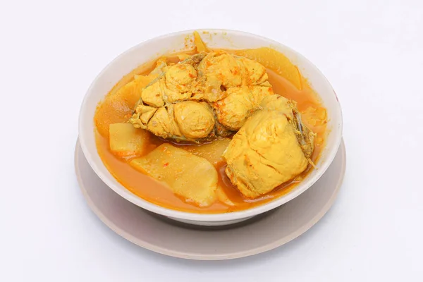 白の隔離された背景の白い皿の醤油と炒めキノコ タイ料理 トップ表示 — ストック写真