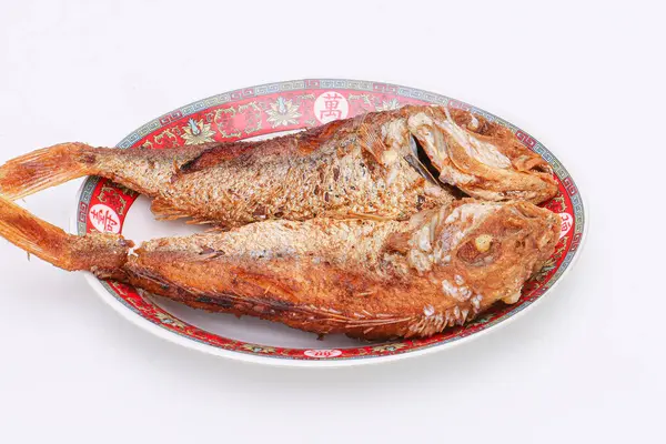 Meeresfisch Gebraten Goldener Haut Auf Einem Teller Auf Weißem Hintergrund — Stockfoto