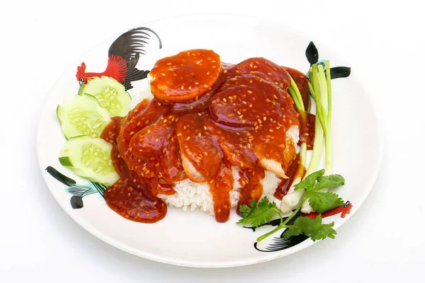 シャキッとしたベリーポークかローストポークをご飯の上にゆで卵とバーベキューレッドソースで アジア風の料理 人気のストリートフード 背景から隔離された料理 トップ表示 — ストック写真