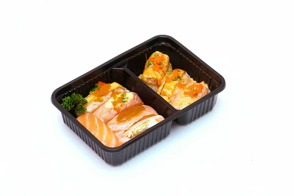 白を基調としたプラスチック製の盆の中の様々な種類の鮭寿司 — ストック写真