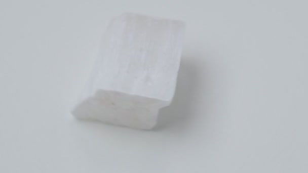 Selenita Blanca Variedad Yeso Mineral Piedras Meditación Zen Fondo Blanco — Vídeos de Stock