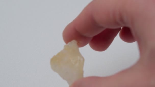 Натуральний Камінь Обробленого Цитринового Кристалу Жовтий Кварц Вибірковий Фокус Білий — стокове відео