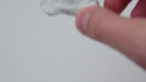 Albit Kristallmineral Weißer Hintergrund Nahaufnahme Lepidolit — Stockvideo