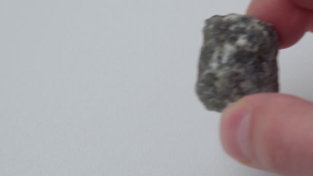 拉布拉多 天然矿物的拉布拉多石 白色背景的石头 — 图库视频影像