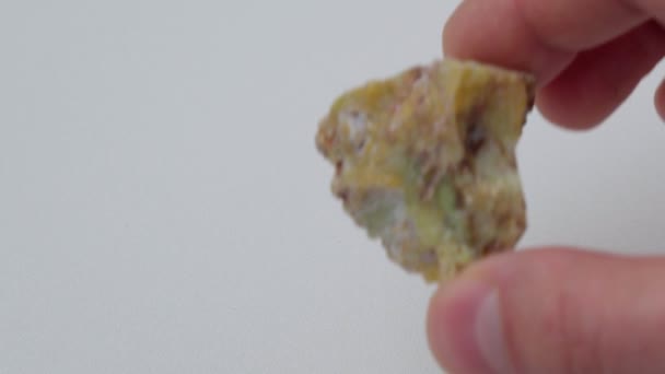 Σπάνια Κοίλη Οπάλιο Ορυκτό Λευκό Φόντο Opal Είναι Μια Ενυδατωμένη — Αρχείο Βίντεο