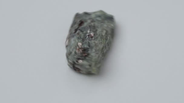 未処理のシトリン結晶 黄色の石英の天然石 選択的焦点 白の背景 — ストック動画
