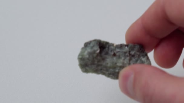 Kristall Aus Citrin Gelbem Quarz Mineralischen Edelstein Weißer Hintergrund — Stockvideo