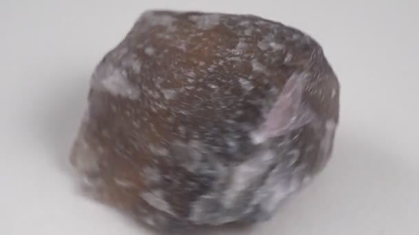 Cristais Fluorite Mineral Natural Pedra Translúcida Fluorito Mineral Fundo Branco — Vídeo de Stock
