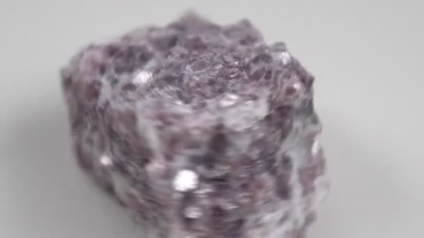 Mineralstein Lepidolit Makroaufnahme Von Natürlichen Edelsteinen Das Rohmineral — Stockvideo