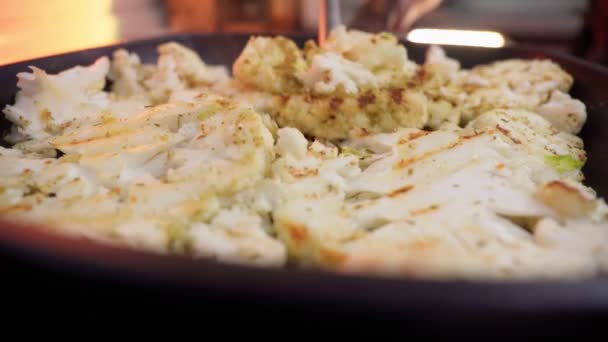 Roasted Cauliflower Slices Parsley Healthy Eating Plant Based Diet Vegetarian — Stockvideo