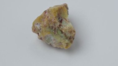 Ender bulunan kaya opal, mineral, beyaz arka plan. Opal, silikonun hidratlaşmış biçimsiz bir şeklidir.