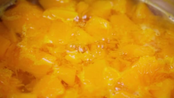 把南瓜片放在锅里的开水里烹饪健康 集中精神慢动作 — 图库视频影像