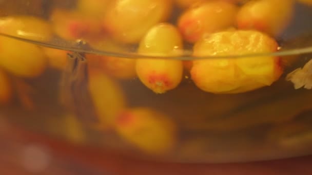 薬用ハーブティーグラスティーティーティーポットのコンセプト 選択的フォーカス シーバックソーンのレシピ マクロ — ストック動画