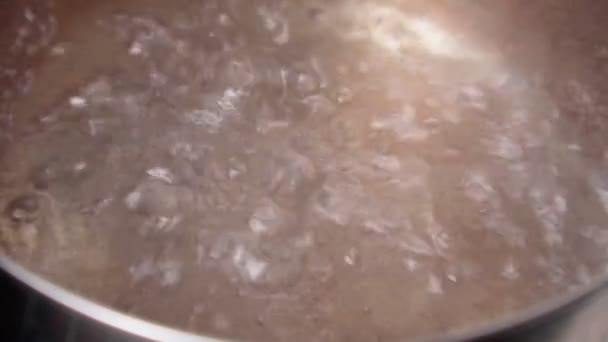 Kookwater Een Keuken Koken Voedsel Bereiden Water Voor Gezonde Zuivere — Stockvideo