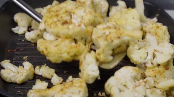Roasted Cauliflower Steak Vegetable Meat Substitute Tasty Vegetarian Food Selective — Stok video