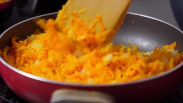 Τηγανίζουμε Κρεμμύδια Και Καρότα Ένα Τηγάνι Μαγείρεμα Βραστό Λαχανικών Επιλεκτική — Αρχείο Βίντεο