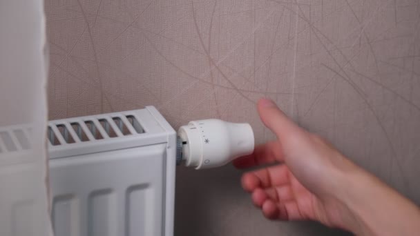 Hombre Ajustando Temperatura Radiador Calefacción Concepto Crisis Energética Enfoque Selectivo — Vídeos de Stock