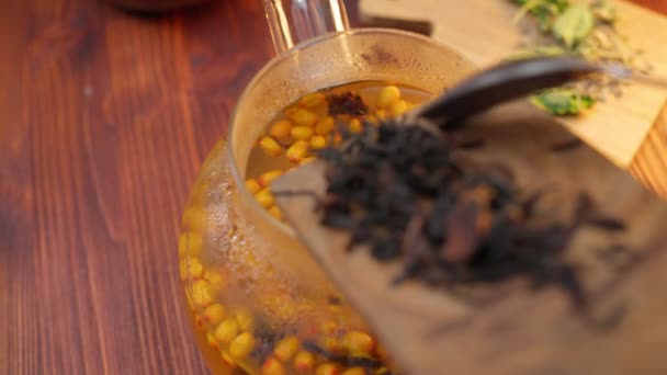 Sea Buckthorn Berries Prepared Brewing Glass Teapot Selective Focus — Stok Video