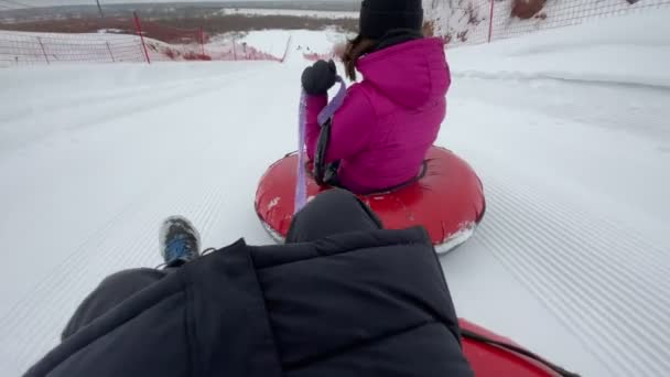 Slide Inverno Tempo Família Menina Engraçada Vídeo Primeira Pessoa Atividades — Vídeo de Stock