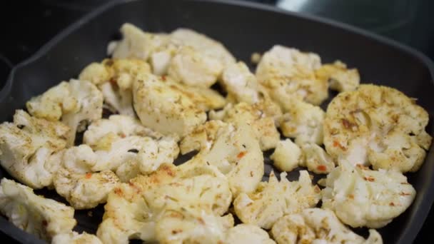 Cocción Filete Coliflor Comida Orgánica Vegetariana Cocina Vegana Enfoque Selectivo — Vídeos de Stock