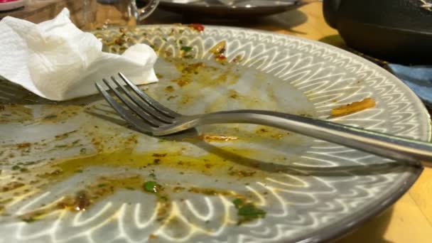 Empty Dirty Plate Left Dinner Concept Unfinished Food Selective Focus — Vídeo de stock