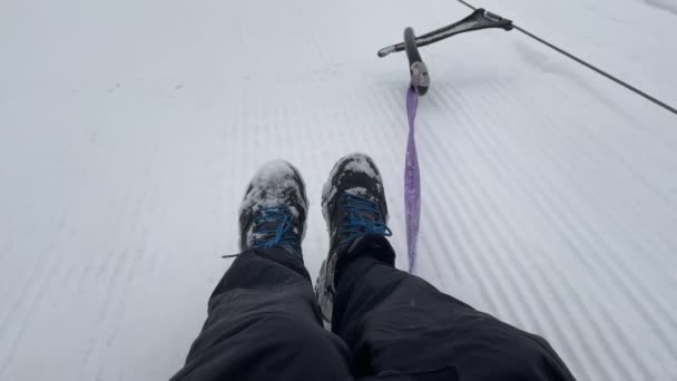 Diversão Inverno Jovem Deslizando Para Baixo Tubo Neve Pov Vídeo — Vídeo de Stock
