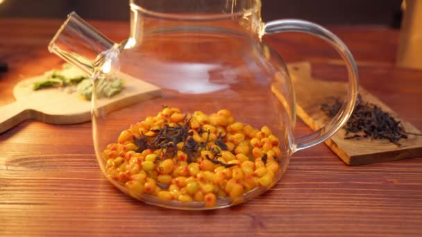 Concept Medicinal Herbal Tea Glass Teapot Selective Focus Sea Buckthorn — Vídeo de stock