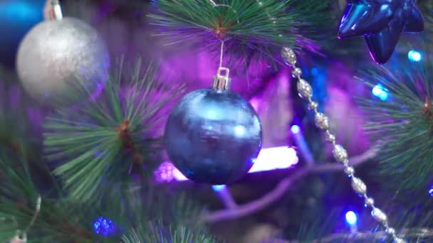 Šťastný Nový Rok Vánoční Stromek Zdobené Červeným Skleněným Míčkem Větev — Stock video