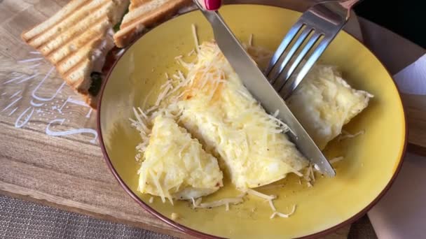 プレート上にチーズとトーストと2つの鶏の卵から卵を揚げた おはようございます — ストック動画