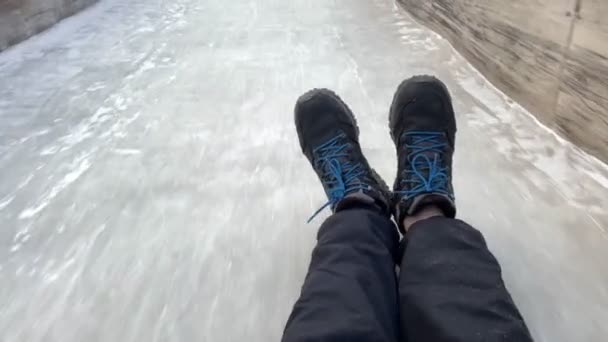 Montando Slide Inverno Pov Vídeo Atividades Inverno Livre Foco Seletivo — Vídeo de Stock