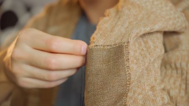 Поправляю Одежду Швейные Принадлежности Старую Одежду Ремонта Игровая Работа Переработка — стоковое видео