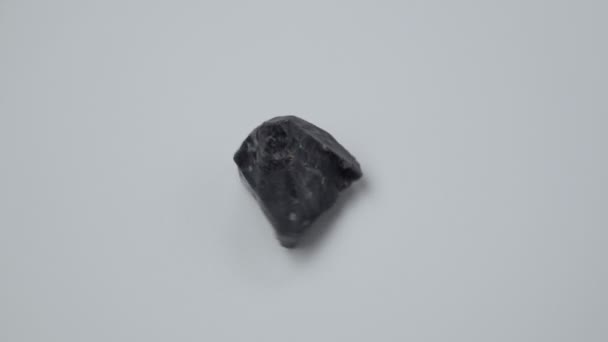 Obsidiaan Steen Vulkanisch Materiaal Ruwe Randen Scherpste Rots Witte Achtergrond — Stockvideo